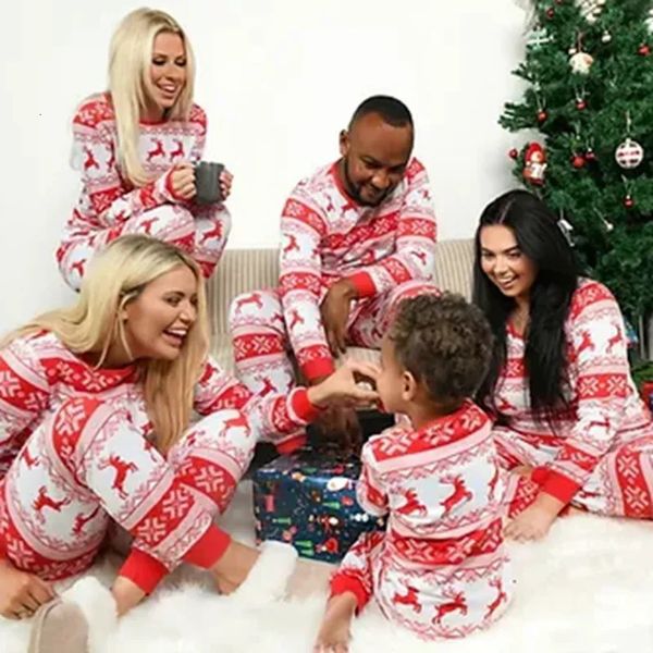 Tenues assorties à la famille Costumes de l'année 2023 Ensemble de pyjamas de Noël d'hiver Adultes Enfants Bébé Barboteuse Look de Noël Vêtements de détente doux 231122