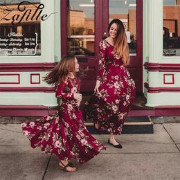 Famille Matching Tenues Zafille Wine Red Famille Look Mom et fille Costume Fête Mère et fille Match Robe Floral Long Mommy and Me Clothes T240513