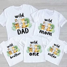 Familie Matching Outfits Zoo Animal Birthday T -shirt Wild One Family Matching Cleren Kids Boy Shirt Party Girls T -shirt kinderen Outfit Custom Name T240513