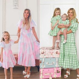 Familie Mom Baby Vrouwen Girls Kleed Zomer Moeder Dochter Massende jurken Pink Grid Look en Me Desse Outfits 240515