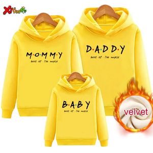 Familie-outfit Bijpassende hoodie Winterkleding Vriend TV-lettertype Outfit Warme trui Kleding Trui Fluwelen Kindersweatshirt MOM 231220