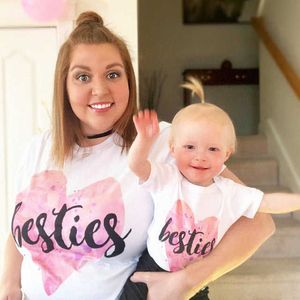 Trajes familiares Pero el café, pero la primera taza de leche, mi camisa, mamá, hija, está esperando un regalo con la ropa familiar de mamá y bebé G220519