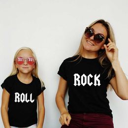 Familie Outfits Fun Rock n Roll Family T-shirt katoenen vader vader en ik shirt natuurlijke rock baby bodysuit familie uiterlijk vader kinderkleding G220519