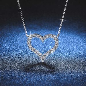 Family Style T sleutelbeenketting S925 Sier Pt950 Mossan Diamond ketting Vrouwelijke liefde -vormige Mossan Stone Pendant