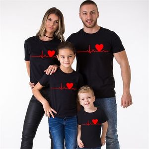 Familie T-shirts Mama en Dochter Zoon T-shirt Kijk Pasting Mamma Me Clothes Boys Girls Father 210724