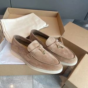 Famoso 24S/S Caballero Zapatillas de deporte para hombre Zapatos Encantos de verano Mocasines para caminar Parte superior baja Oxfords de cuero de vaca suave Resbalón plano Confort Suela de goma Mocasín Caja