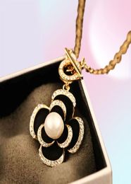 Colliers pendentifs de fleurs noires célèbres Luxury Brand Designer Fashion Charm bijoux Pearl Camellia Collier pour femmes5017846