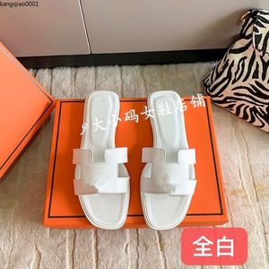 Beroemd merk strand slippers klassieke platte hak zomer ontwerper mode flops lederen dame slides dames schoenen hotel bad dames sexy sandalen groot formaat kqmjknmk00003