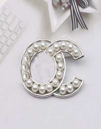 Famous Brand Designer Double Letter Gold Silver Luxury Pearl broches Broches Femme Femme en stratage Brooch Pin Fashion Sweater Jewelr1503440