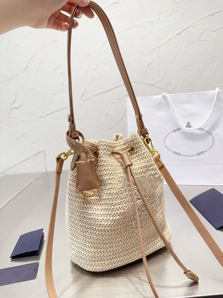 Famoso diseñador de marca con cordón para mujer bolsa de cubo de paja triángulo logo ahuecado hacia fuera bolso de mano de paja tejido moda verano playa bolso cubo