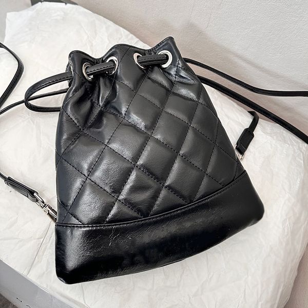 Sac à dos en cuir véritable pour femmes, célèbre marque de styliste, matériel métallique de haute qualité, chaîne en treillis de diamant, sac seau à la mode, sac à bandoulière de styliste de grande capacité