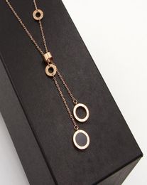 Célèbre marque en acier inoxydable chiffres romains amour cercle coquille ronde ajuster pendentif colliers femmes cadeau de fête de mariage Q11074498182