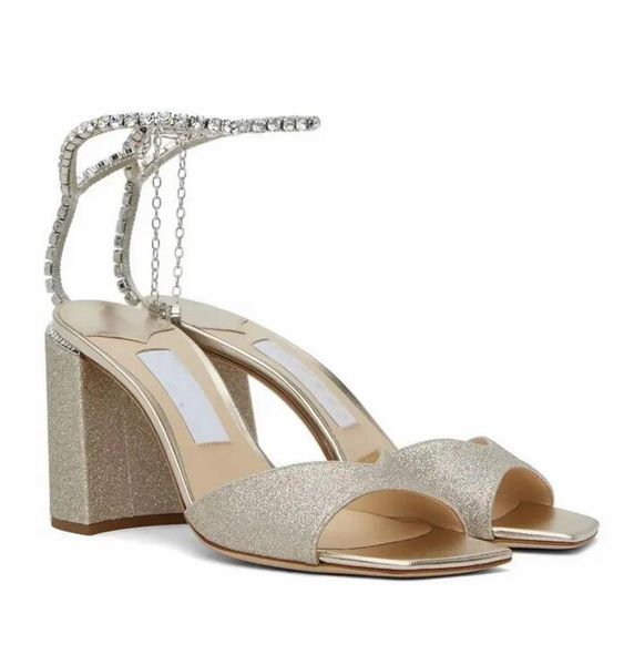 Famosa marca Verano Boda Mujer Saeda Sandalias Zapatos Tacón de bloque con tobillera adornada con cristales Tacones altos Señora Punta cuadrada Gladiador Sandalias EU35-43 con caja