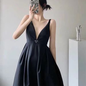 Beroemde Brandpa23SS Nieuwe Designer Casual Jurken For Women Fashion Big V-Neck Design Halter Dress Sexy Evening Dress