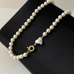 célèbre concepteur britannique Pearl Collier Chain Chain Letter-V Pendant Collier 18K Gold plaqué 925 Bijoux en titane en argent pour WOM308Z