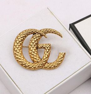 Beroemde Klassieke Ontwerp Goud Merk Luxe Desinger Broche Vrouwen Strass Letters Broches Pak Pin Mode-sieraden Kleding Decoratie Accessoires