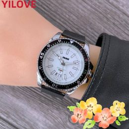 Célèbre designer classique hommes montre de luxe mode bracelet en acier inoxydable horloge de qualité supérieure quartz mouvement importé couche lumineuse cadeaux d'affaires montres-bracelets