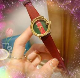 Famoso estilo de diseñador clásico Moda de lujo Relojes de cristal Mujeres Cuarzo Pequeño G Forma dial Damas Popular Moda casual Reloj de pulsera Regalos