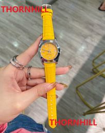 Reloj de diseñador clásico famoso, relojes de cuero de cristal a la moda de lujo, reloj de pulsera de cuarzo para mujer con esfera pequeña, venta al por mayor