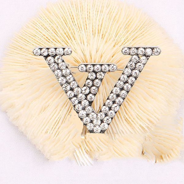 Célèbre Design Marque Desinger Broche Femmes Strass Perle Lettre Broches Costume Pin Luxurys Bijoux De Mode Vêtements Décoration Accessoires De Haute Qualité Style-2