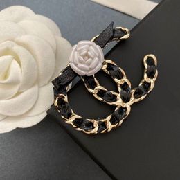 Beroemde ontwerpontwerper broche dames brief lederen bloembroches pak pin gold vergulde mode sieraden kleding decoratie cadeau ww