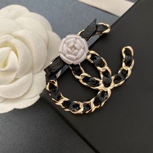 Beroemde ontwerpontwerper broche dames brief lederen bloembroches pak pin gold vergulde mode sieraden kleding decoratie cadeau ww