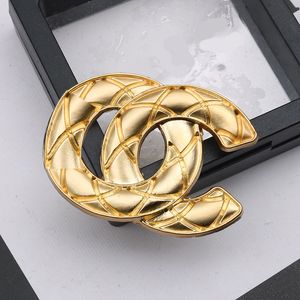 Célèbre Conception Or De Luxe Designer Broche Femmes Lettre Élégant Plaid Broches Costume Pin Mode Bijoux Vêtements Décoration Haute Qualité Accessoires