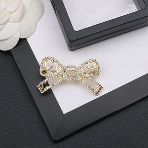 Célèbre Design De Luxe Designer Broche Femmes Lettre De Mode Bowknot Broches Costume Pin Plaqué Or Bijoux De Mode Vêtements Décoration Accessoires