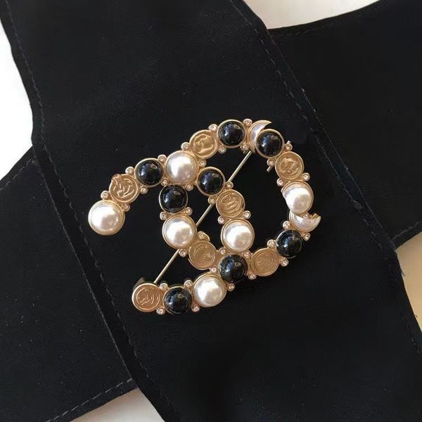 Famoso diseño Diseñador de lujo Broche Mujeres Carta Colorido Ágata Broches Traje Pin Chapado en oro Joyería de moda Accesorios de decoración de ropa