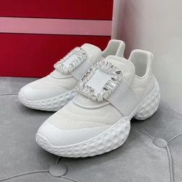 Designer célèbre 2024 Nouveau diamant de haute qualité Square Buckle Daddy chaussures femelles semelles épaisses noires chaussures de sport décontractées petites chaussures de formation chaussures