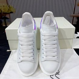 Diseñador famoso Modelo Otoño Invierno Ovejas transpirables y cómodas en el interior Seda de alta calidad Piel de vaca suave Zapatos blancos informales Zapatillas con plataforma con estilo