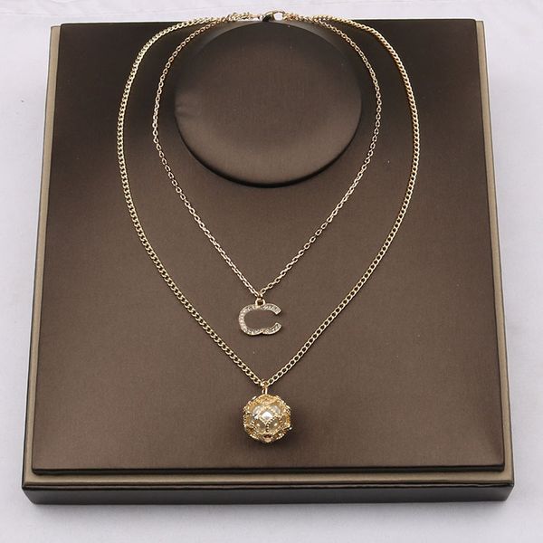 Célèbre Marque Designer Lettre Double Couche Pendentif Colliers Plaqué Or 18K Rond Cristal Perle Strass Chandail Collier Chaîne Femmes Parti Bijoux Accessoires