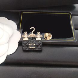 Beroemde designer merk Letters luxurys broches pins dames hoogwaardige messing materiaal broche suit pin pin pin mode kerst sieraden kleding decoratie mooie qq