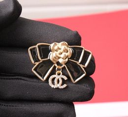 Marque de créateurs célèbre luxurys Desinger broche femme bowknot camélia lettre broches combinaison épingle de mode de mode