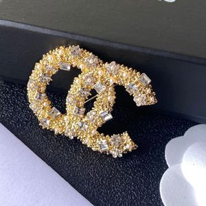 Broche de diseñador famoso para mujer, broches con letras, Pin para traje, accesorios de joyería de moda chapados en oro