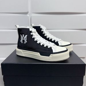 Beroemde ontwerper Canvas sneakers Stijlvolle stijl Geborduurd badge met letters contrasterend Rubberen buitenzool Hoog niveau van comfort Bovenwerk met panelen