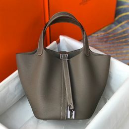 Cesta de verduras de color sólido famosa, clásica y popular, bolso de moda, bolso de cubo de bloqueo de color, accesorios de mechones de metal, compras y citas para mujeres