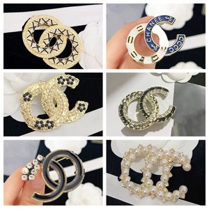 Beroemde Designer Dubbele Letter Broches Unisex Luxe Strass Diamant Kristal Parel Broche Pak Mode-sieraden Accessoires 20 stijl