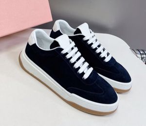 Célèbre créateur début du printemps dernière mode simple loisirs sports petites chaussures blanches, rétro et à la mode, pleines de collocation gratuite