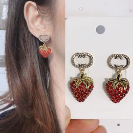 Célèbre concepteur boucle d'oreille marque lettre oreille Stud femmes fraise pendentif boucles d'oreilles pour cadeau de fête de mariage bijoux accessoires cadeaux de bijoux de haute qualité
