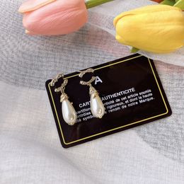 Pendientes de diseñador famosos Pendientes de perlas con tachuelas Joyería de moda para mujeres Accesorios de lujo Banquete de boda Marca popular con caja de regalo