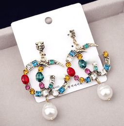 Famosas letras G Pendientes colgantes de diseñador con perlas de cristal Pendiente largo grande Joyería de lujo para mujeres Rojo Verde Blanco Amarillo Pendientes de piedra de colores Anillos de oreja Regalo