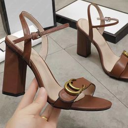 Beroemde designer hakken sandalen luxe slides voor dames leren feestplatform wiggen flats sandaal elegante feestschoenen, trouwjurk schoenen modieuze formele schoenen