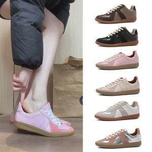 Designer célèbre Chaussures décontractées sportives de haute qualité Femme 2024 Printemps / été Nouveau beau cuir plat Small White Chaussures Chaussures d'entraînement noir