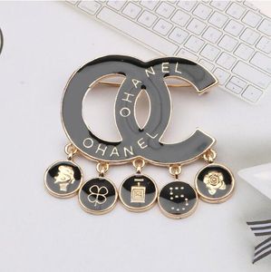 Célèbre Designer Lettre Broche Plaqué Or Diamant Glands Lettre Chaîne Broches Femmes Strass Cristal Broche Haute Qualité Costume Broche Bijoux Accessoires