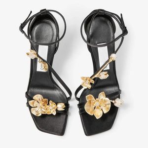 Célèbre designer de luxe femmes Zea noir satin sandales chaussures talon avec fleurs en métal bout carré pompes élégante fête de mariage dame talons hauts EU35-41 avec boîte