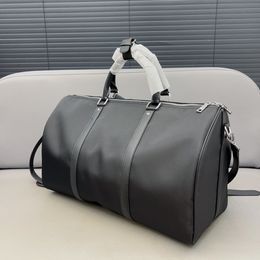 Célèbre Designer Hommes Sacs Polochons Métal Triangle Étiquette Sacs À Main Femmes et Hommes Sacs À Bandoulière Keepall Totes Aéroport Bagages Sacs Sac De Voyage Gym Sac Fitness Sacs Totes