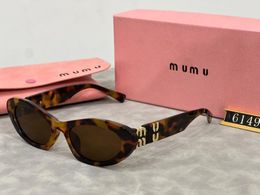 Le célèbre designer MuMu conçoit des vêtements de mode de voyage en plein air pour femmes avec des lunettes de soleil, vous pouvez choisir parmi une variété de couleurs
