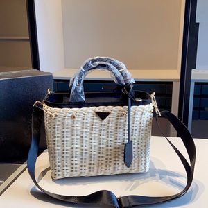 Célèbre designer rattan tissé calibre avec femme paille pour femmes sac à banc de paille manuel de paille de paille