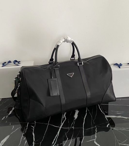 Sac de sport de mode noir classique du célèbre designer, sac décontracté unisexe, sac d'extérieur de grande capacité, sac à bandoulière, matériau imperméable en nylon, sac de voyage de haute qualité